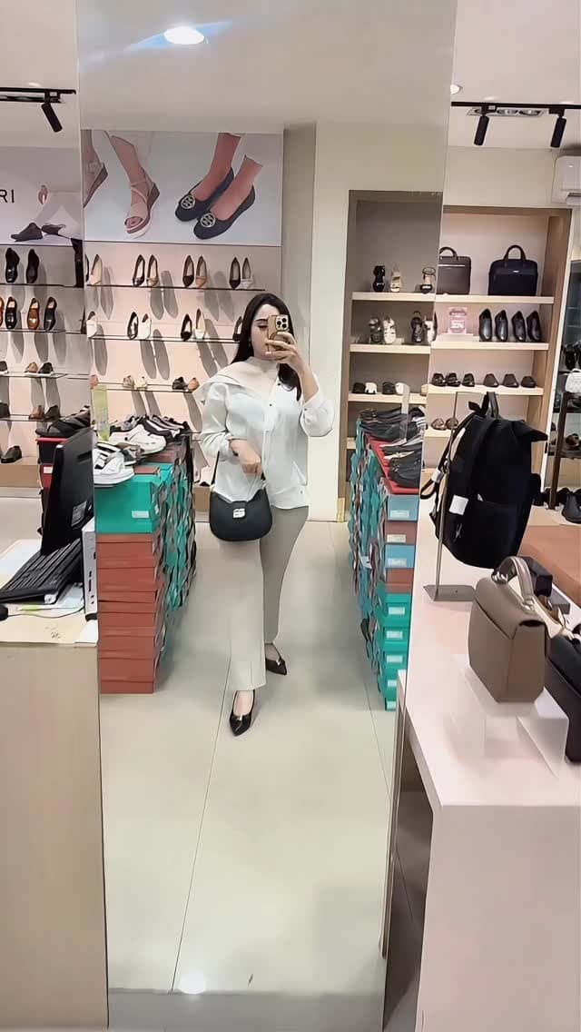 Ramadan Collection dari BUCCHERI dengan pilihan sepatu, sandal, dan tas berbahan kulit.
