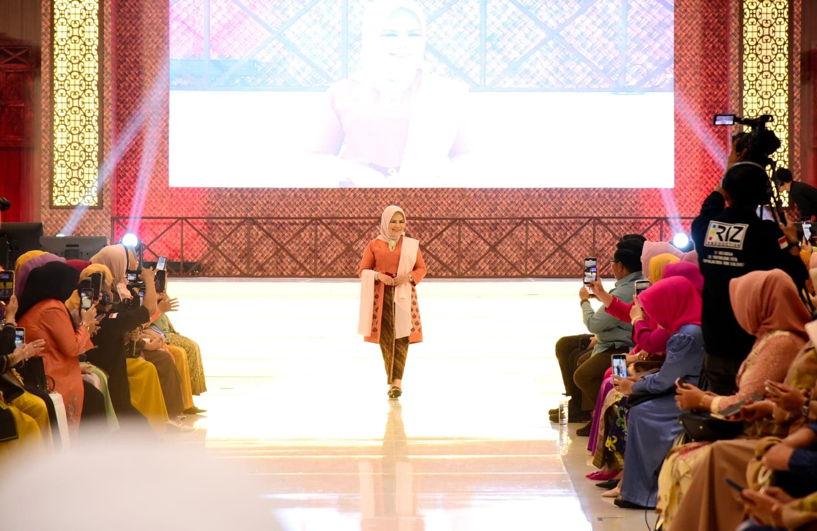 Anggun Berbalut Kebaya Karawo, Wagub Gorontalo Tampil Memukau di Fashion Show Kartini