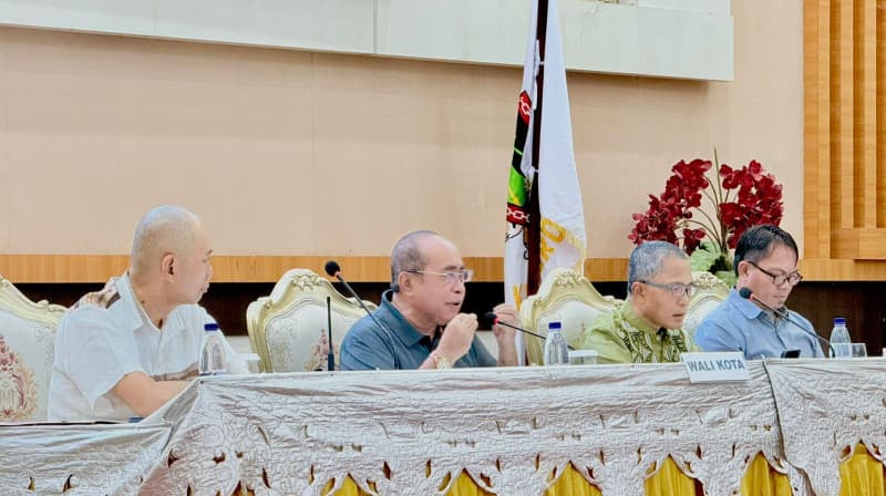 Civil Servants and Community Health Center (TPKD) must prioritize public interests over personal interests.