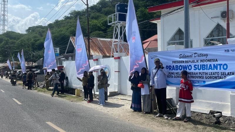 South Leato Residents Enthusiastically Welcome President Prabowo's Arrival at the Red and White Fishing Village
